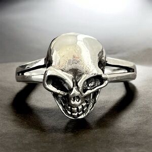New sterling silver skull ring Size 6.5